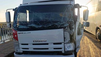 Manavgat’ta kamyon ile tır çarpıştı