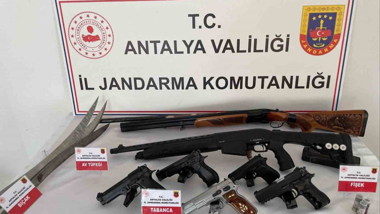 Antalya’da düzenlenen operasyonda çok sayıda ruhsatsız silah ele geçirildi