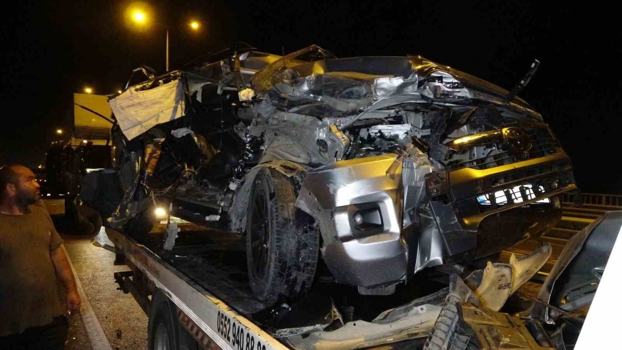 Antalya’da kamyonla çarpışan pikap hurdaya döndü: 1 yaralı