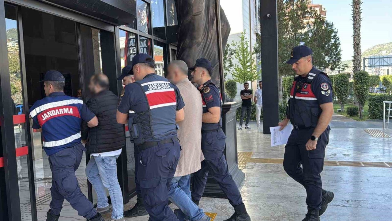 Antalya’da sahte pasaportla 24 milyon liralık arsa vurgunu yapan 6 şüpheliden 5’i tutuklandı