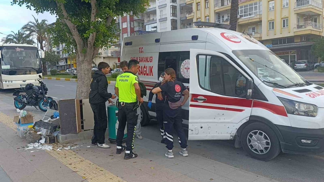 Devrilen motosikletle beraber metrelerce sürüklendiler