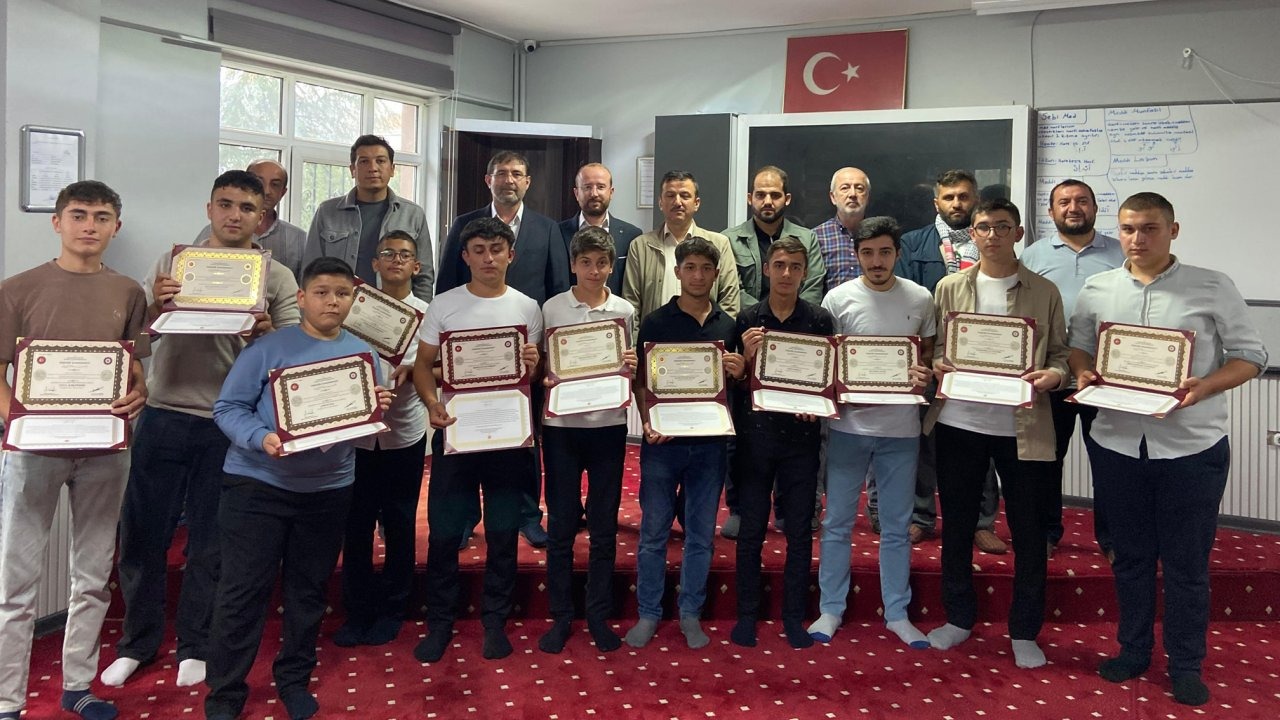 Hafızlara belgeleri takdim edildi