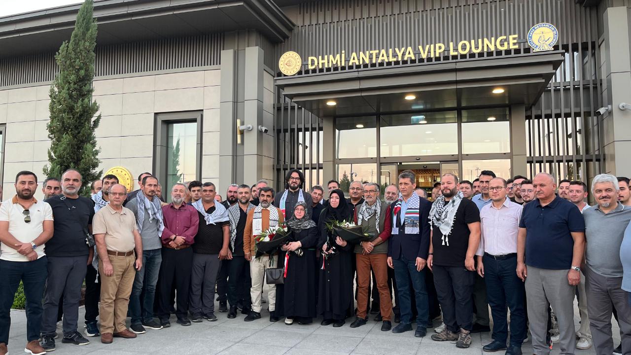 Küresel Sumud Filosu'nda bulunan aktivistler Antalya'da karşılandı
