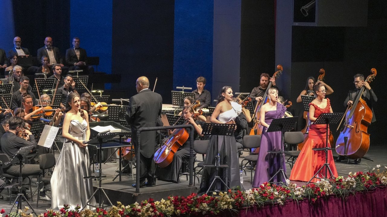 Sezonun ilk prömiyeri Yevgeni Onegin