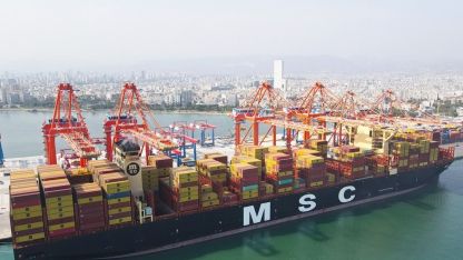 Dünyanın en büyük konteyner gemisi Mersin Limanı’na geldi