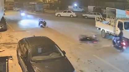 Motosiklet ile akrobatik hareketler yapıp kaza yapınca motosikleti bırakıp kaçtılar