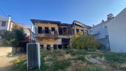 Kiracının itirazları yüzünden yıkımı yarım kalan metruk bina tamamen yıkıldı