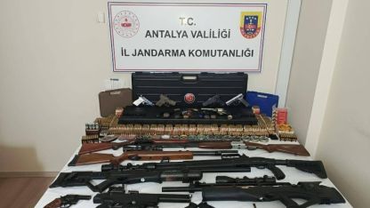 Kemer’de jandarmanın operasyon düzenlediği evden çok sayıda silah çıktı