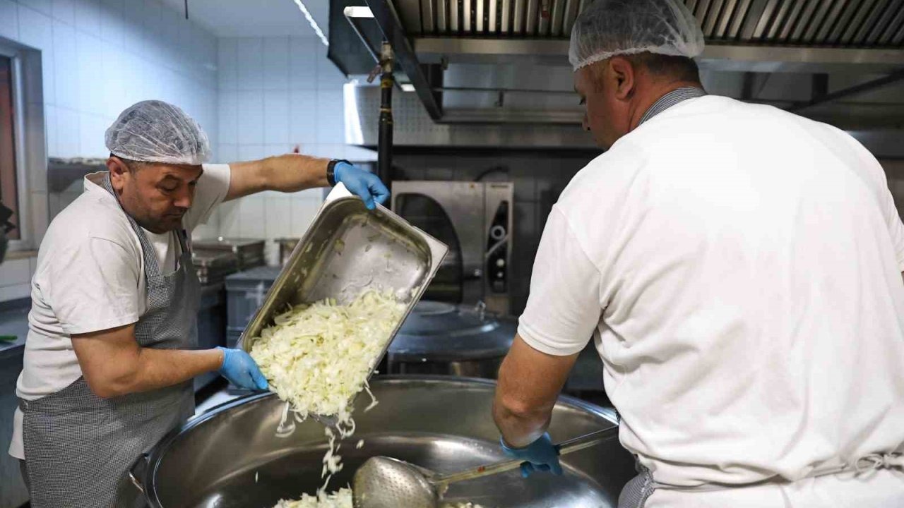 Alanya Aşevi’nden 209 haneye günlük 600 öğün sıcak yemek