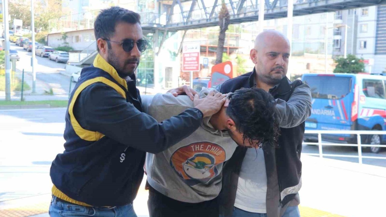 Alanya’da sokakta bir kadına yumruk atıp, makasla yüzünü yaralayan şahıs tutuklandı