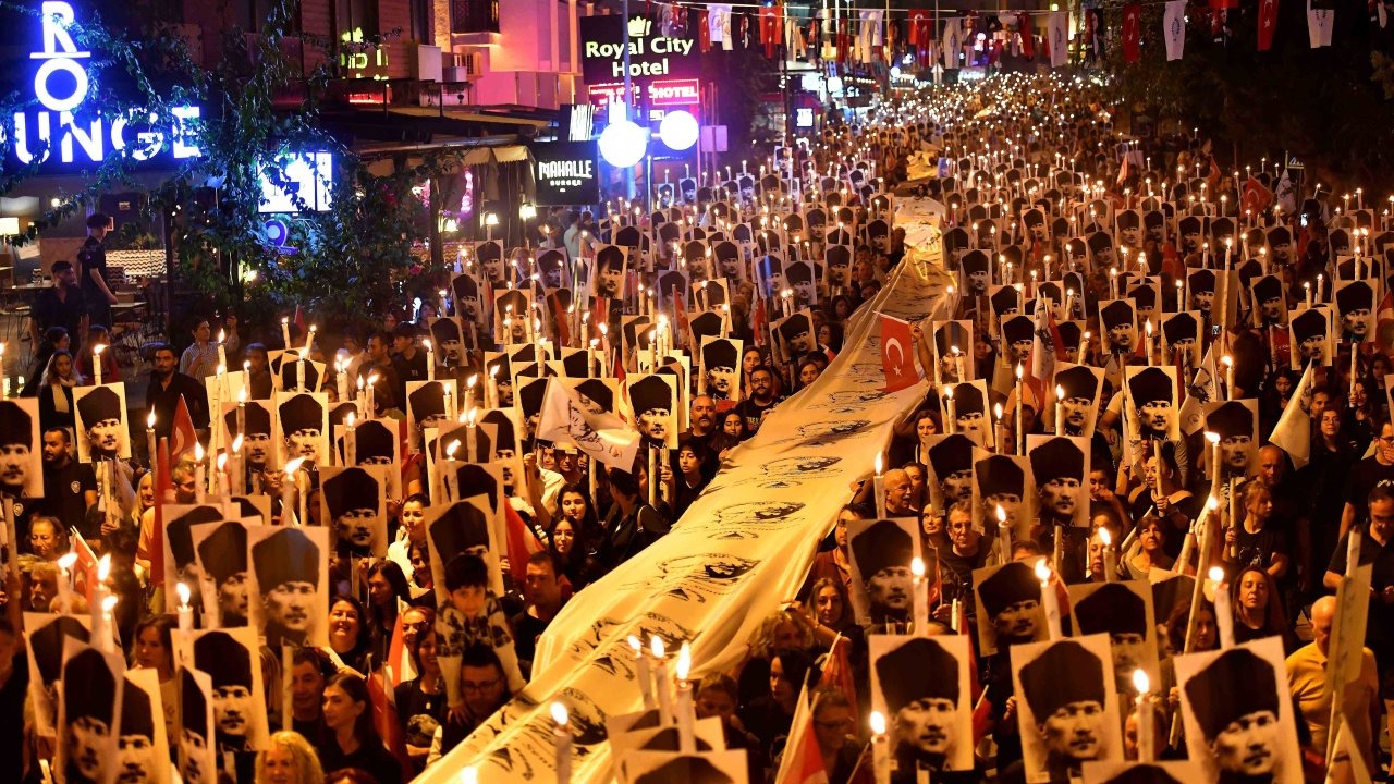 Antalya Ata'ya Saygı Yürüyüşü'nde buluşuyor