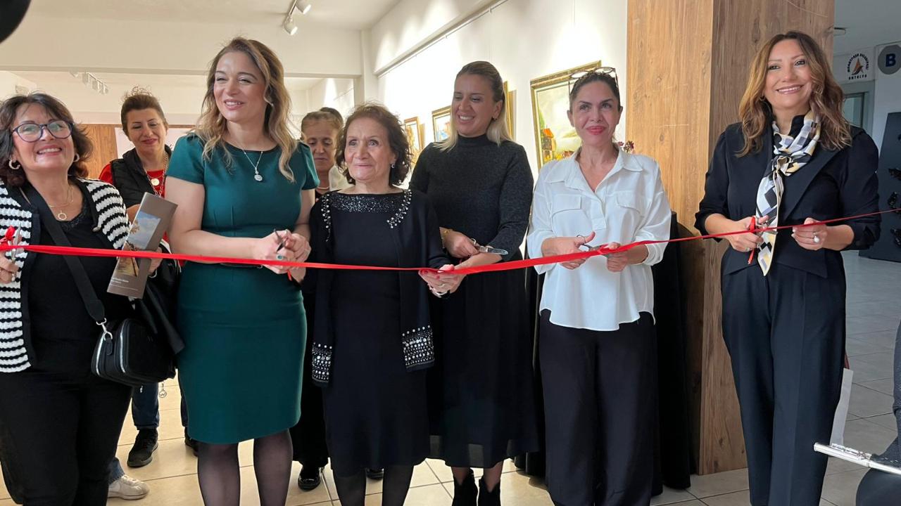 Antalya'da ressam Nadire Akarsu'nun kişisel resim sergisi açıldı