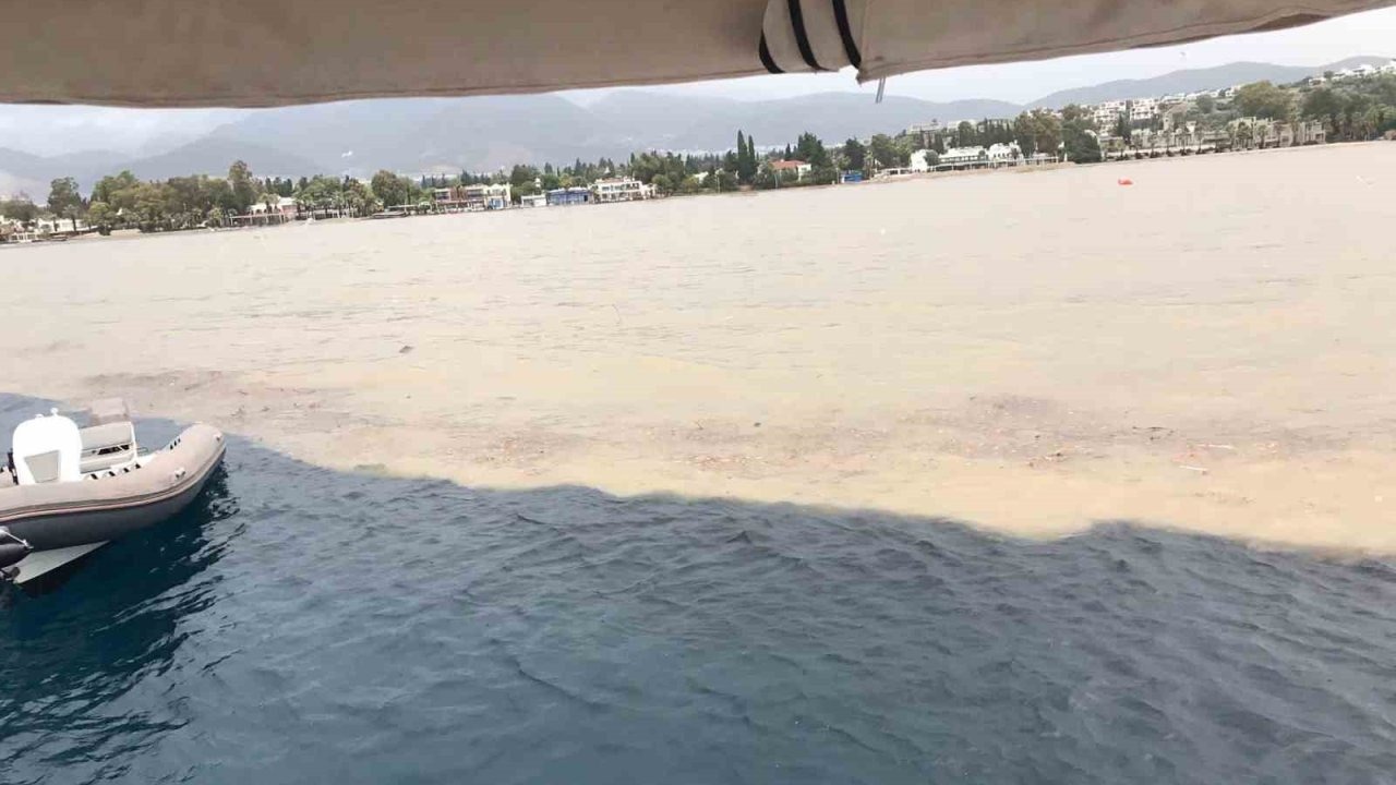 Bodrum’da sağanak sonrası deniz çamura döndü, ikiye ayrılan renk görenleri şaşırttı