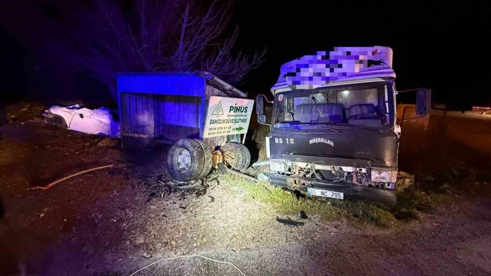 Burdur’da kamyonet ile çarpışan otomobil hurdaya döndü: 1 ölü, 1 yaralı