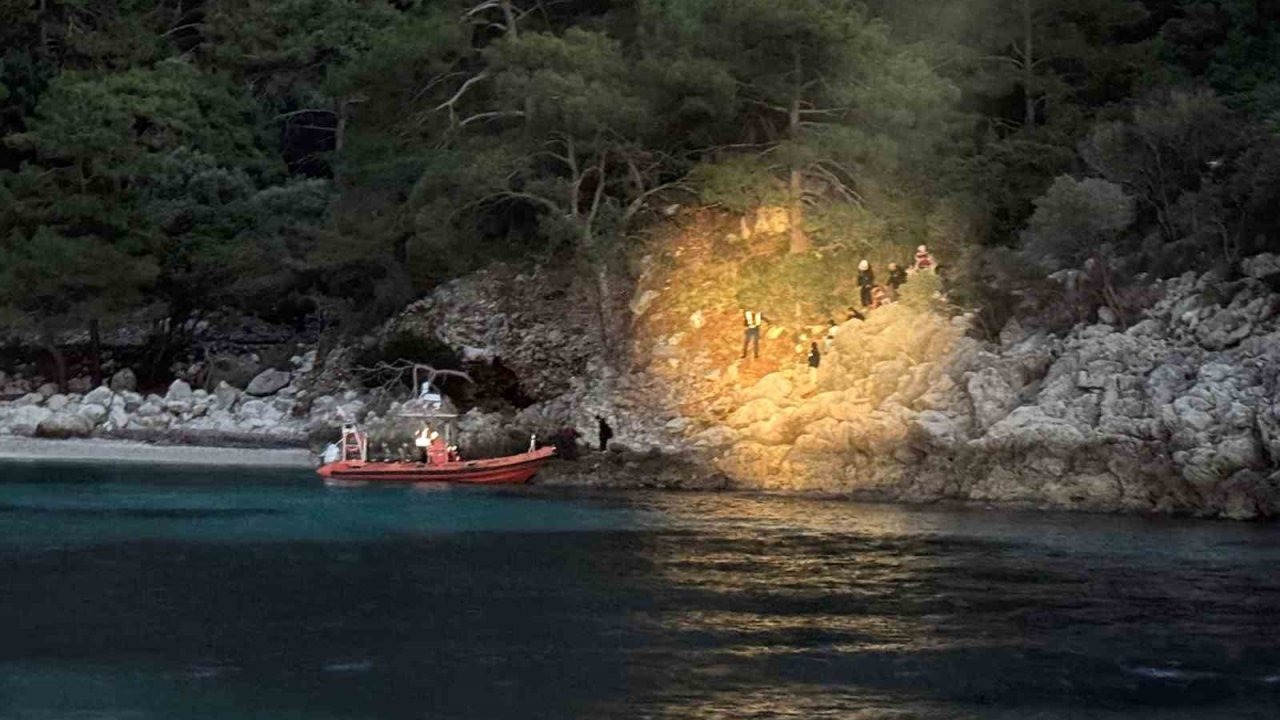 Karadan ulaşım olmayan koyda mahsur kalan düzensiz göçmenler kurtarıldı