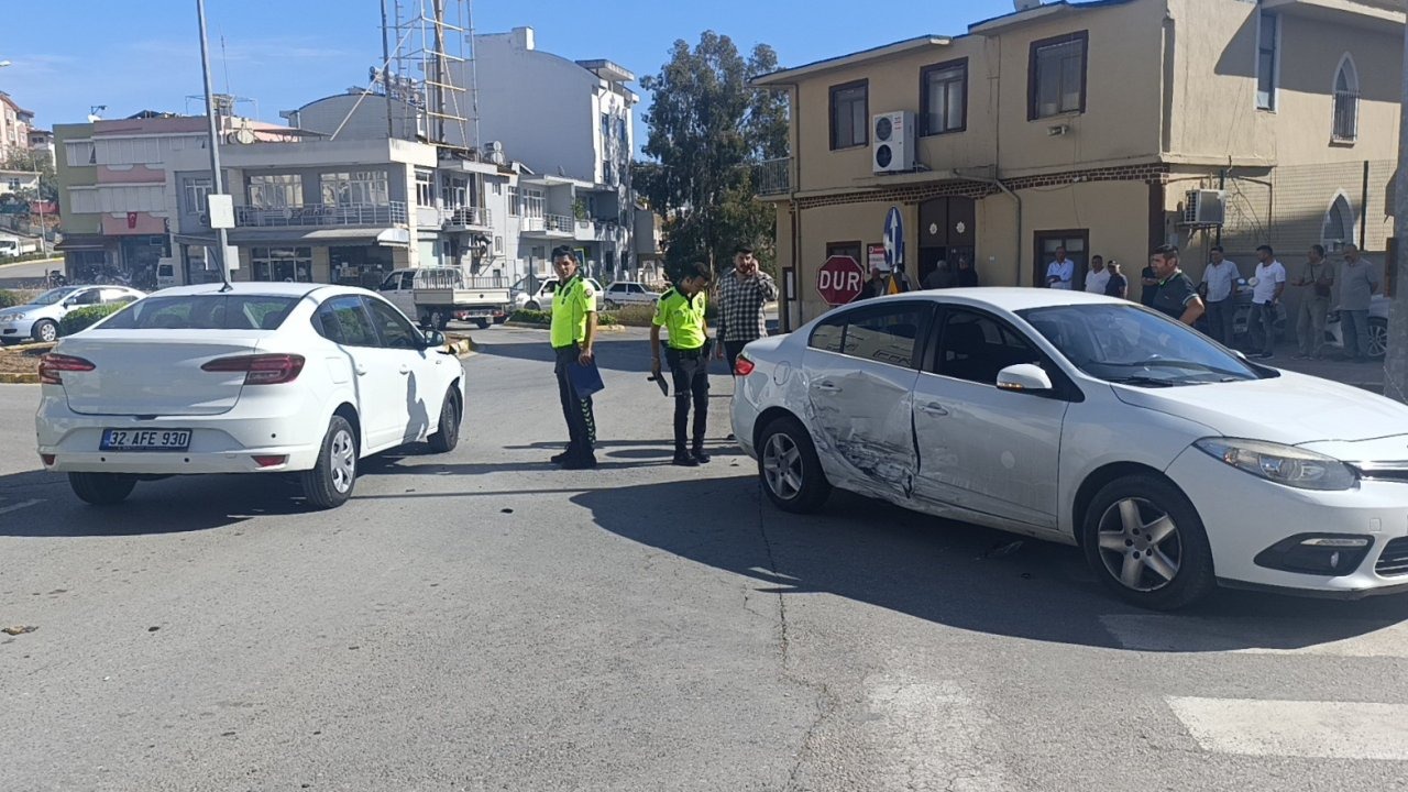 Manavgat’ta 2 otomobil kavşakta çarpıştı: 1 yaralı