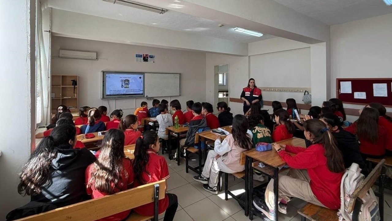 Mersin’de jandarmadan öğrencilere siber farkındalık semineri