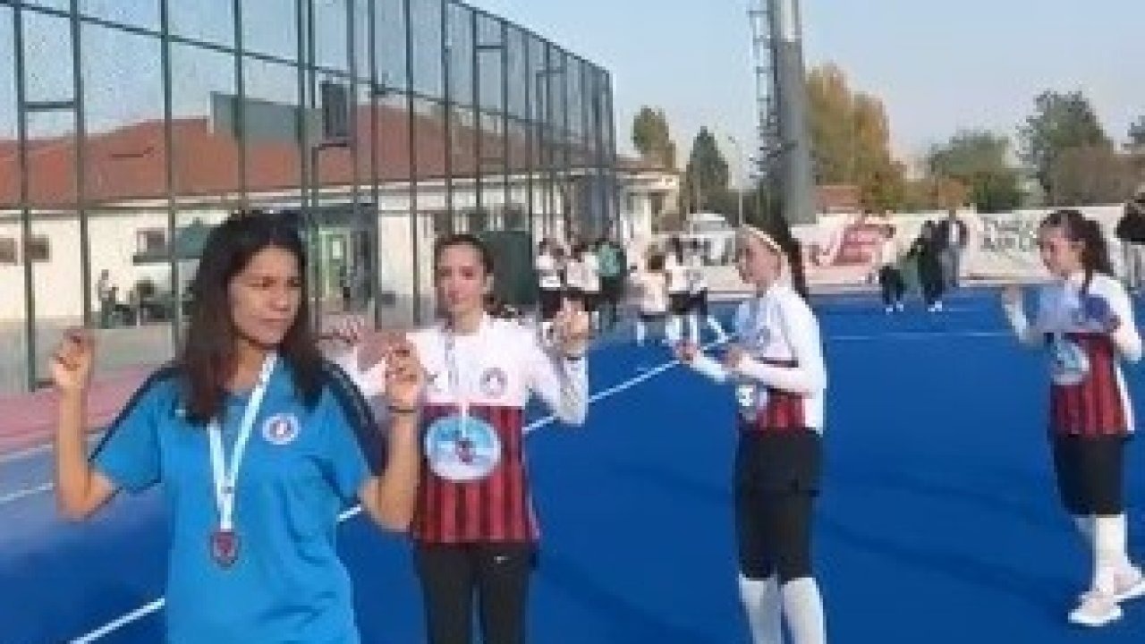 Muğla’nın şampiyon kızlarından Konya’da efsane kutlama şampiyonluk Zeybek ile taçlandı