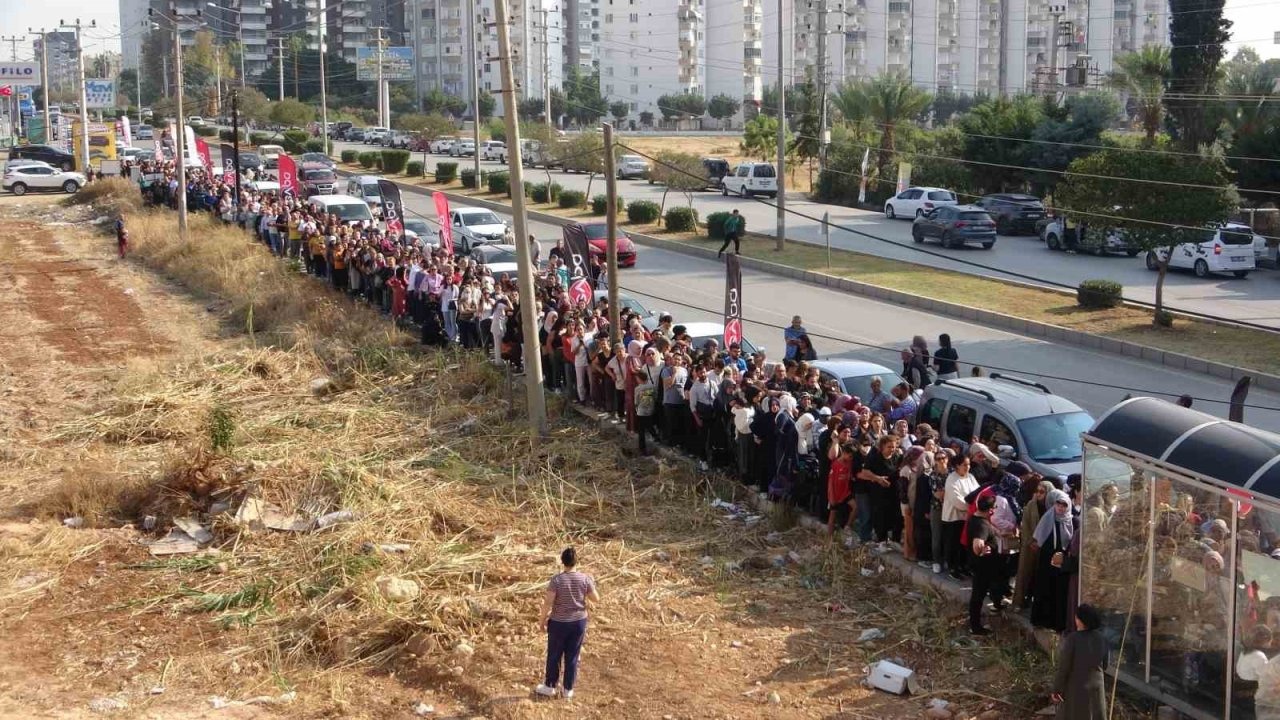 Saatlerce kuyruk beklediler, kimi istediğini aldı kimi alamadı