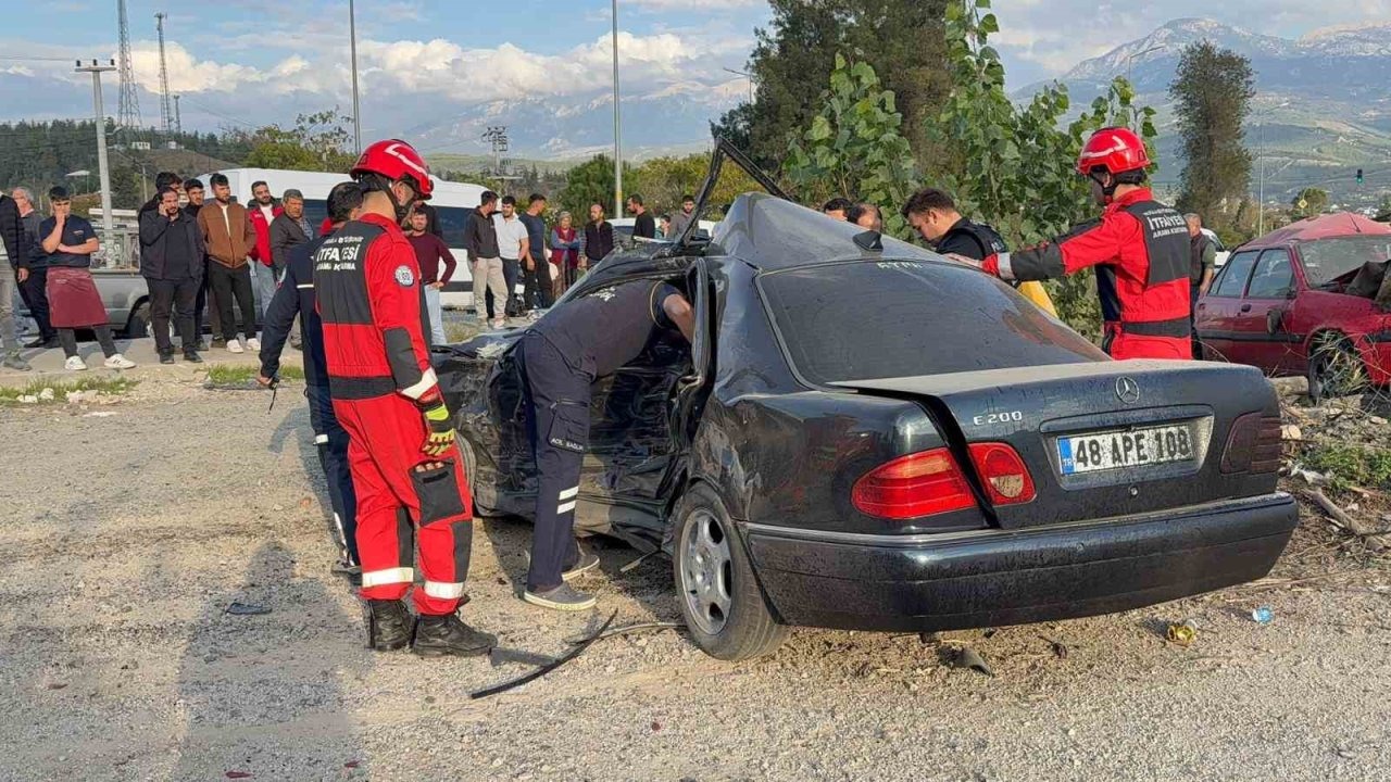 Seydikemer’de kontrolden çıkan otomobil park halindeki araca çarptı: 1 ölü