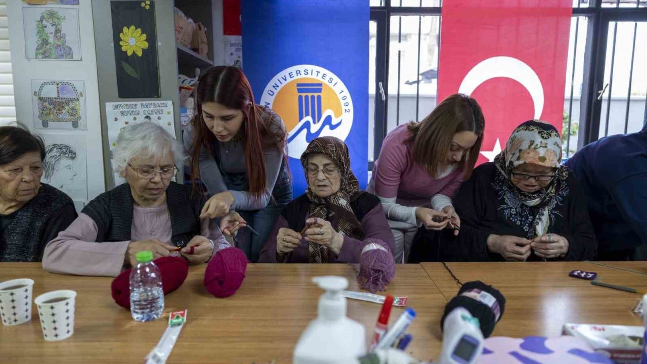 Alzheimer hastaları sanat terapisiyle hayata tutunuyor