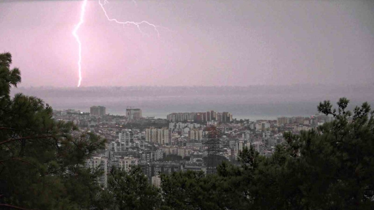 Antalya’da şiddetli yağış etkili oldu, şimşekler görsel şölen oluşturdu