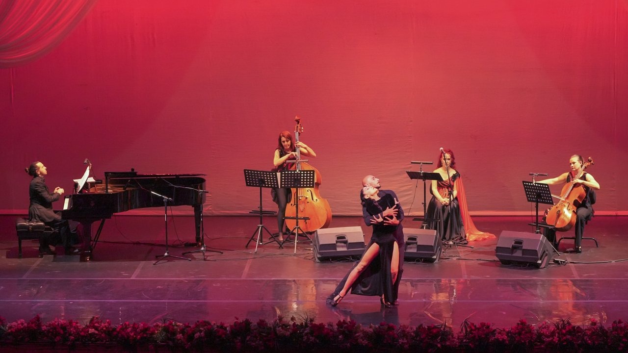 Antalya'da tutkunun dansı