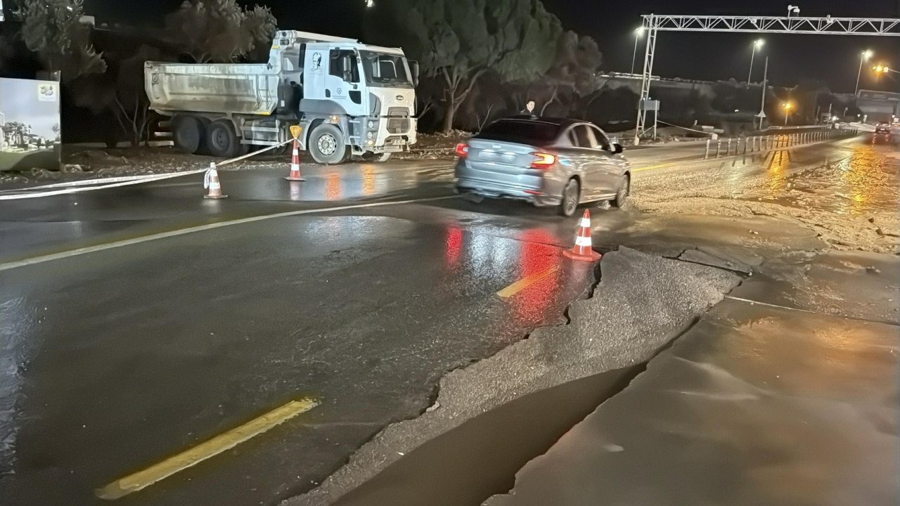 Bodrum’da ana su isale hattı patladı, asfalt çöktü