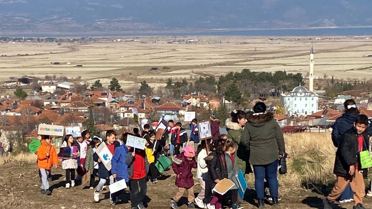 Burdur'da öğrenciler fidan dikti