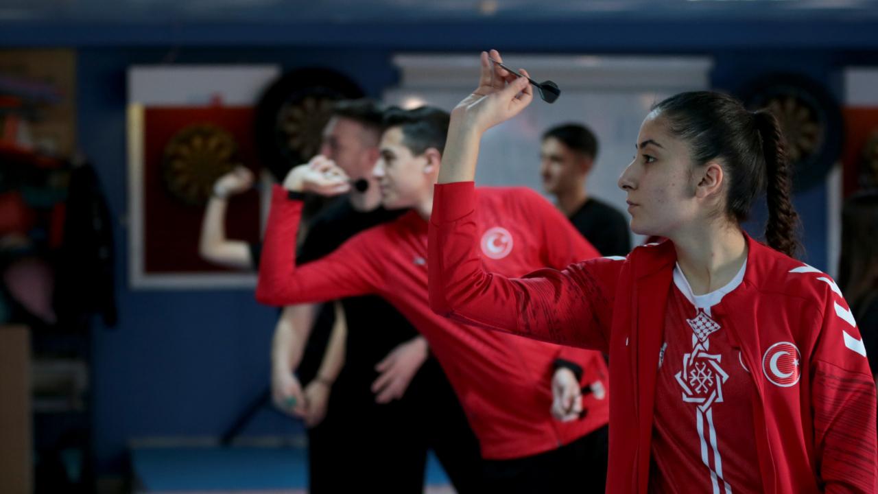 Hayali okçu olmaktı 15 yaşında dartta dünya şampiyonluğuna ulaştı