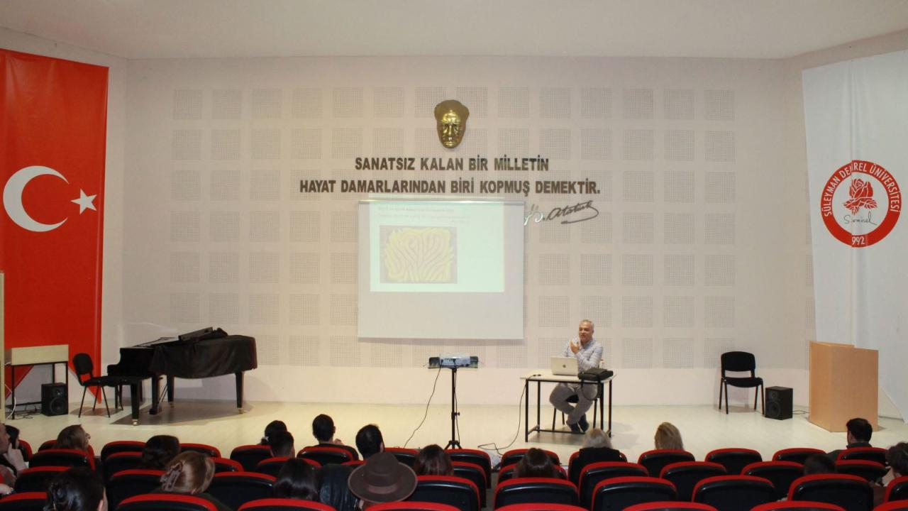 Isparta'da "Ayyıldız" temalı sergi açıldı