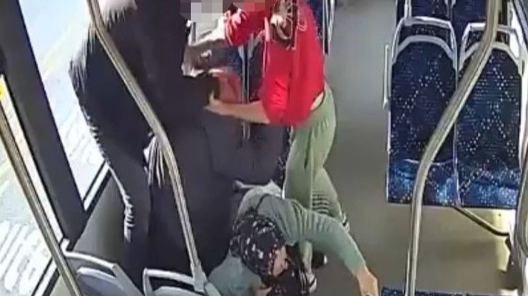 Otobüste darbedilen yaşlı çift davasında, sanığın 2 yıl hapis cezası yaşı küçük olduğu için düşürüldü