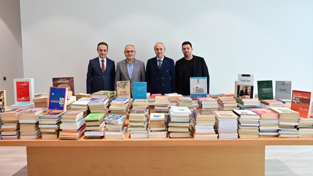 Profesörden Antalya Kütüphanesi'ne 2 bin kitaplık bağış