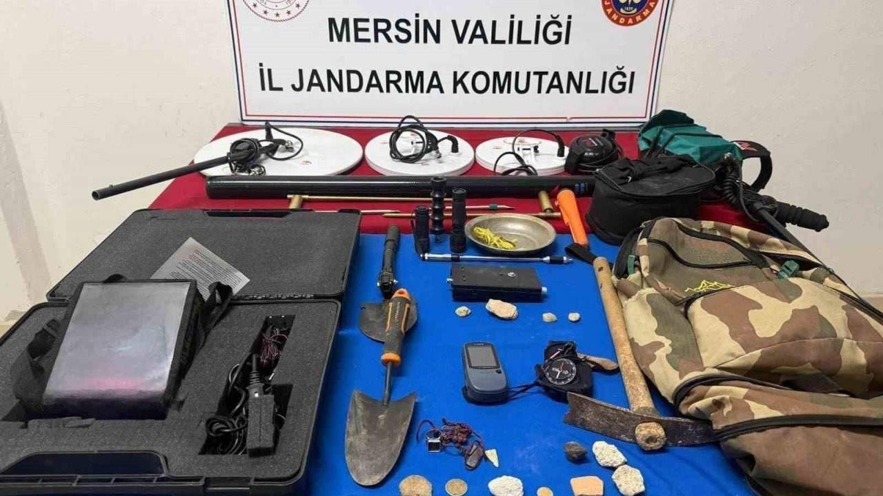 Tarihi eser peşindeki defineciler jandarmaya takıldı