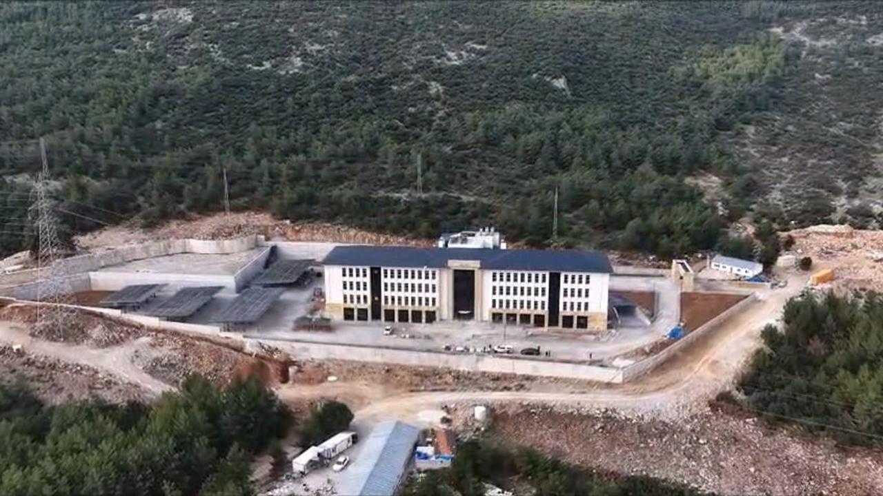 Vali Akbıyık, çevre dostu yeni binayı inceledi