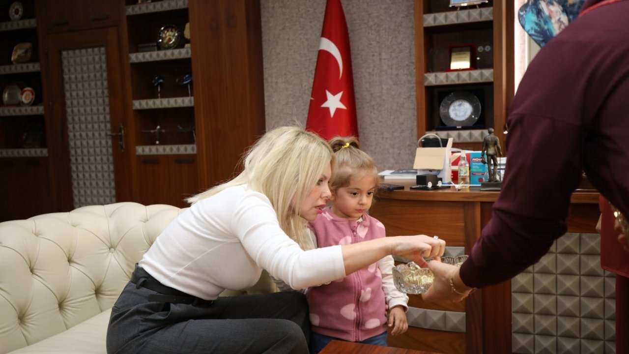 40 kişilik ekiple 8,5 saat operasyonla kadavradan rahim nakledilmişti, ismini aldığı rektörle bir araya geldi