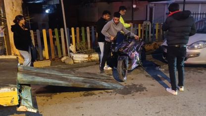 Tesla ile çarpışan motosikletteki 2 kişi metrelerce savruldu