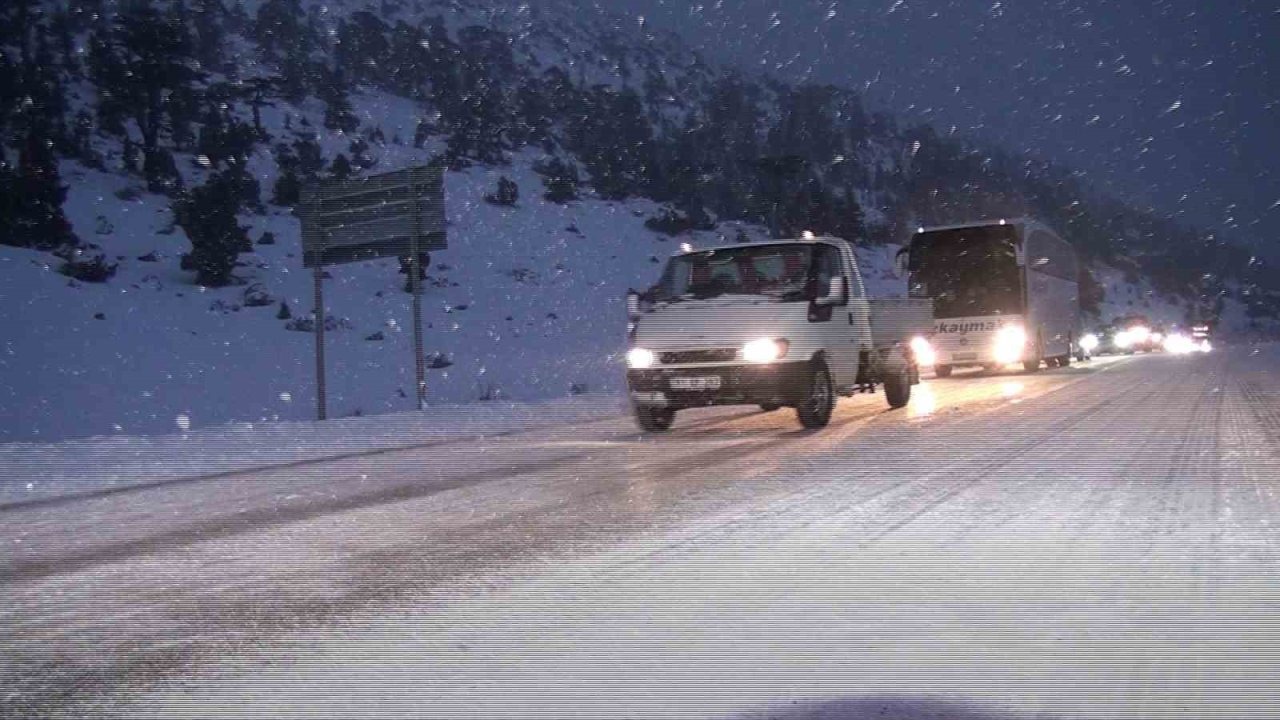 Antalya-Konya kara yolunda kar etkisini artırdı