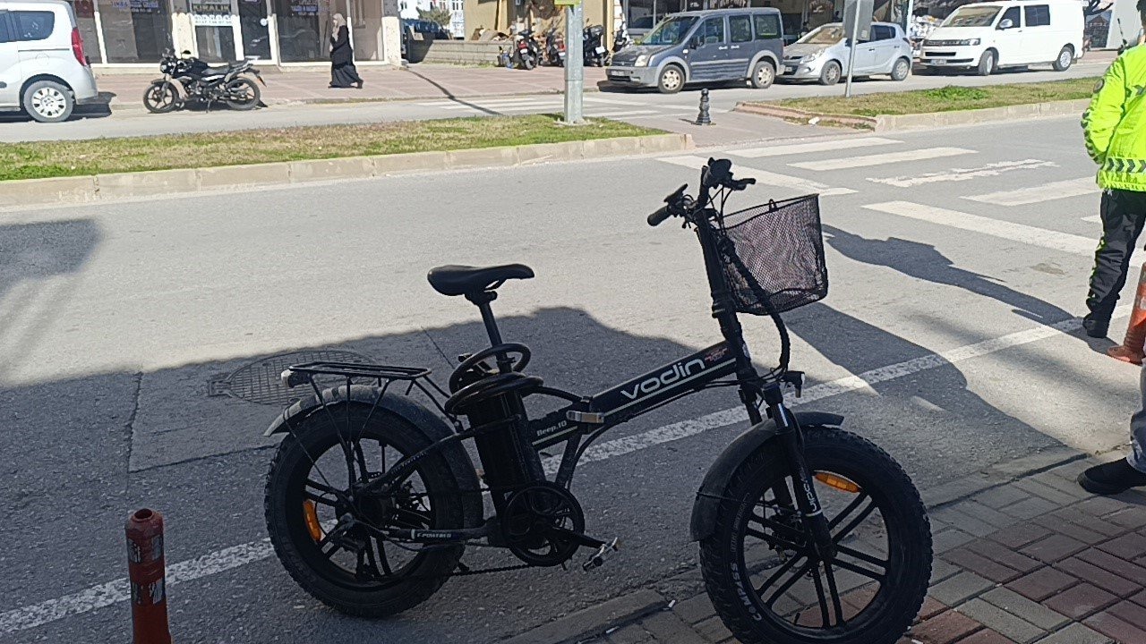 Aynı istikamette giden motosiklet ile elektrikli bisiklet çarpıştı: 1 yaralı