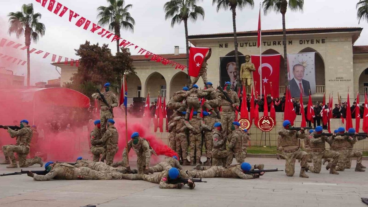 Mersin’de coşkulu kurtuluş yıl dönümü: JÖAK helikopter ile ‘üzüm salkımı’ gösterisi yaptı