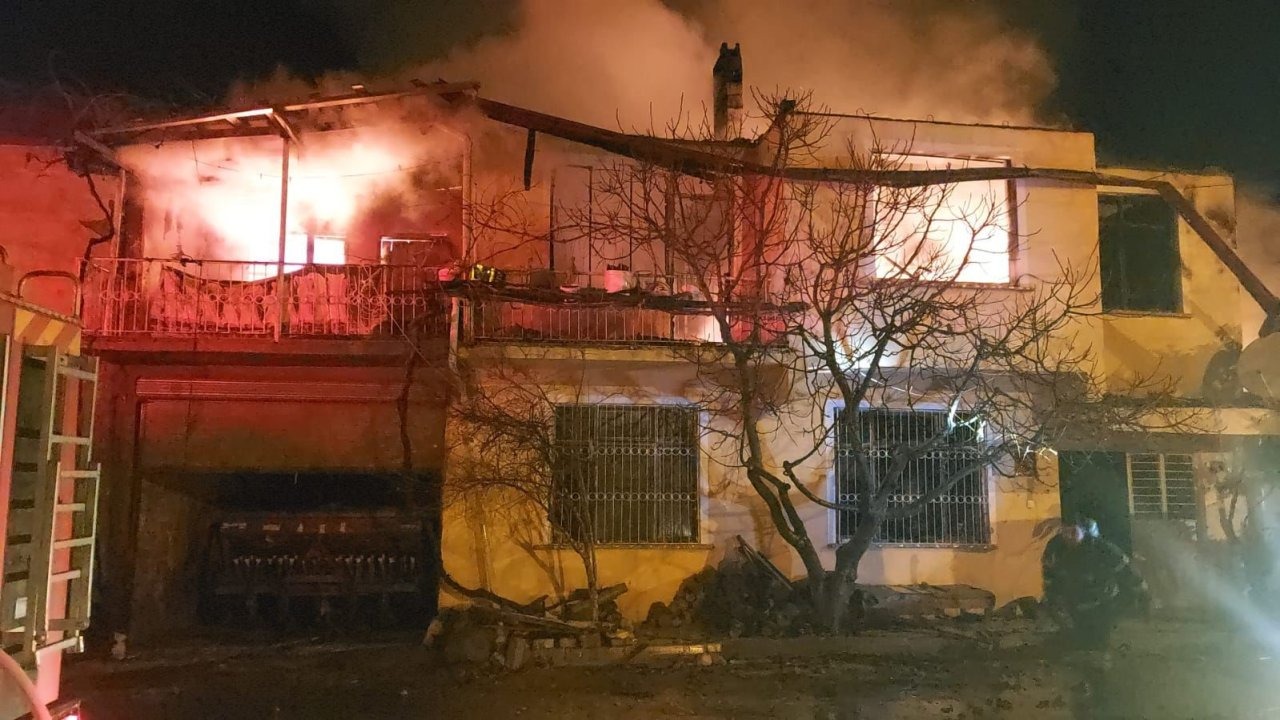 Yangında 2 ev, 1 ahır kullanılmaz hale geldi