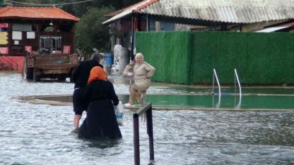 Kaplıca sular altında, vatandaşlar şifa peşinde