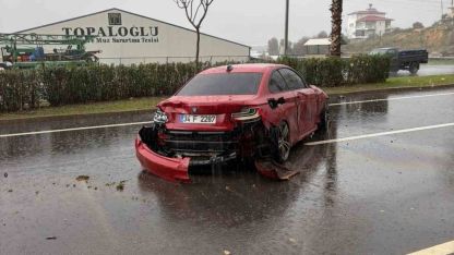 Kontrolden çıkan lüks otomobil refüje çarptı: 1 yaralı