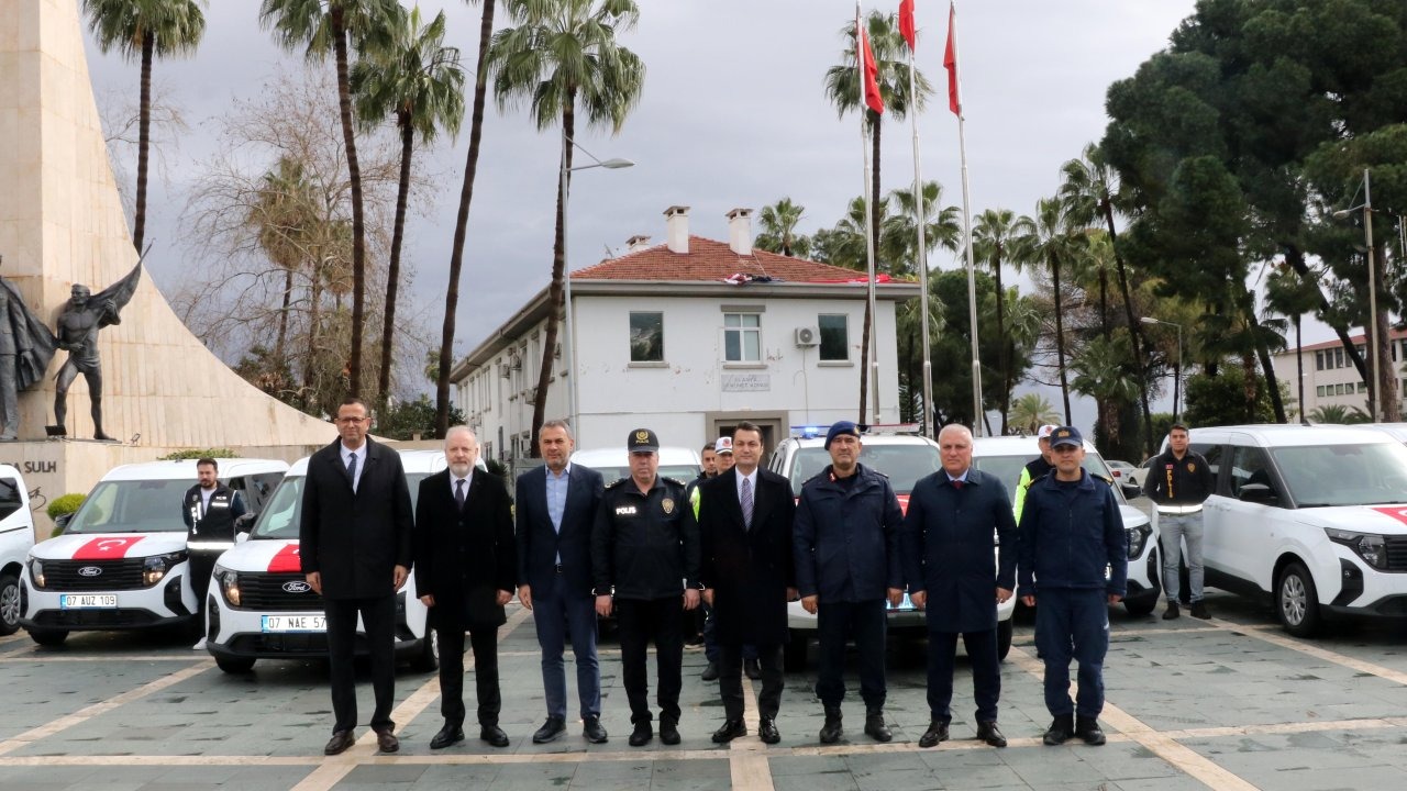 Alanya'da polis ve jandarmaya 15 araç