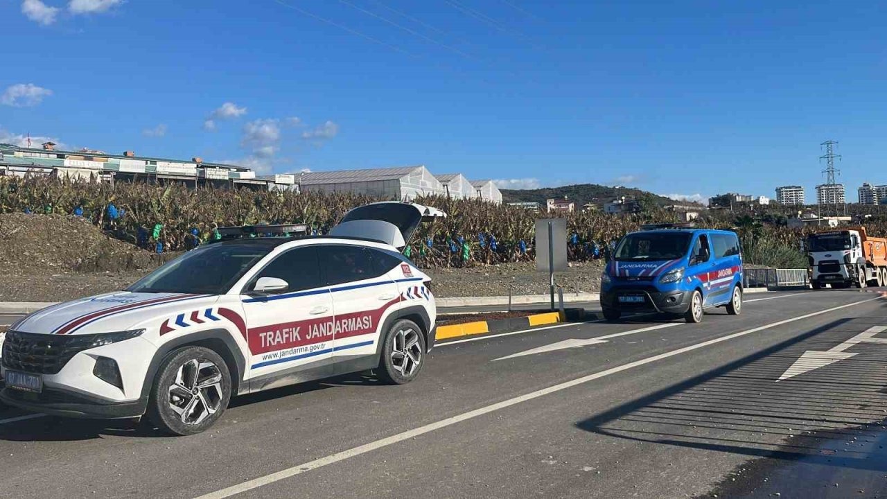 Alanya’da SUV araç ile otomobil çarpıştı: 3 yaralı