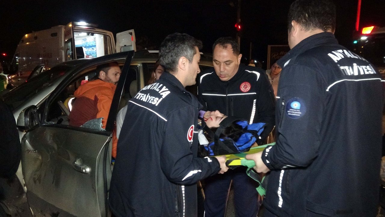Antalya'da kavşakta feci kaza: 3 yaralı