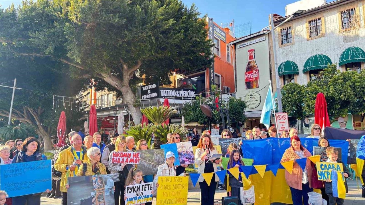 Antalya'da Ukraynalılardan 4. yıl çağrısı: "Ukraynalı çocukların geleceği tehlikede"