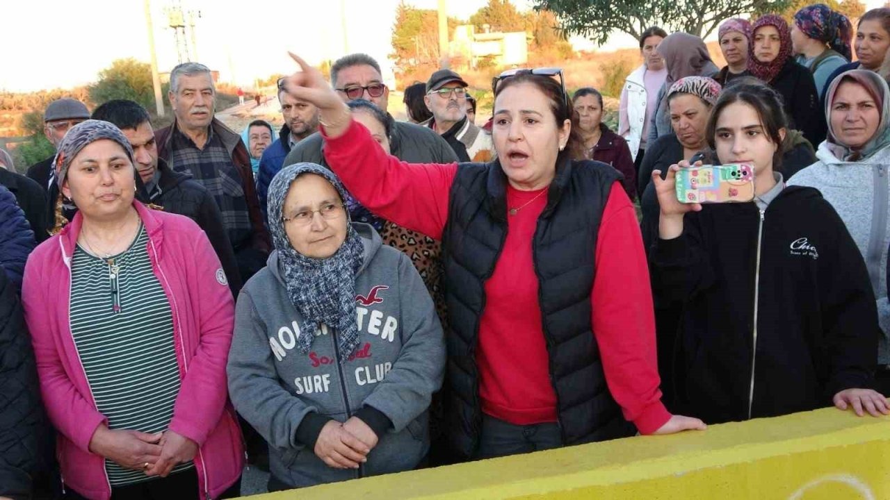 Arazi sahiplerinin mahkeme kararıyla kapattırdığı yol mahalle sakinlerini isyan ettirdi