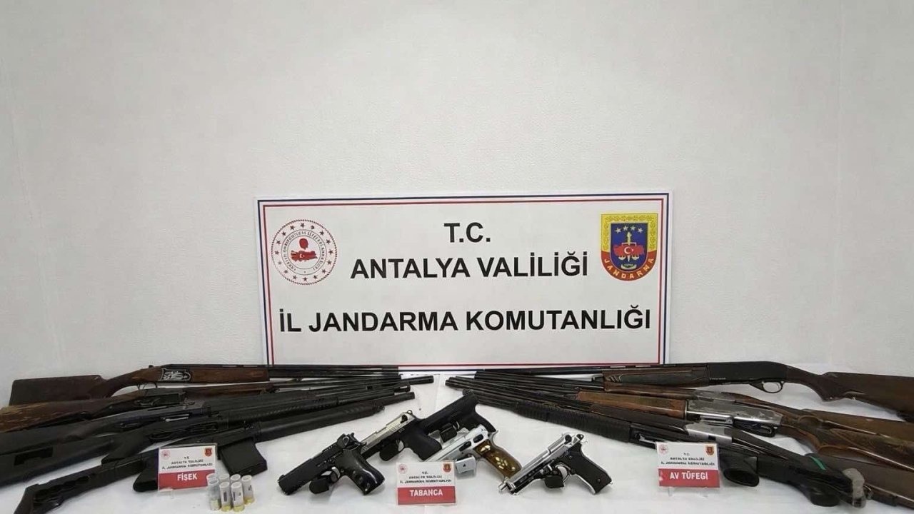 Gazipaşa’da ruhsatsız 15 silah ele geçirildi