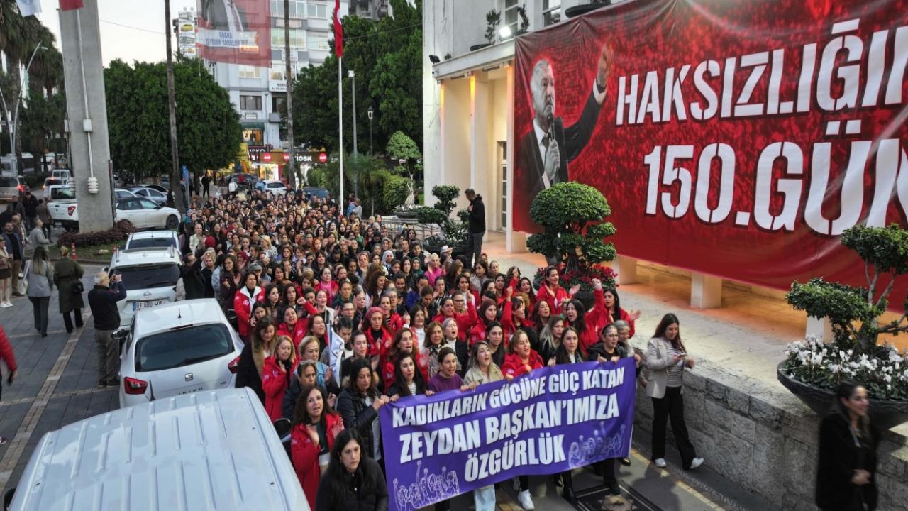 İki başkan tutuklu, iki şehir sahiplenmeye ve sessizliğe ayrıldı